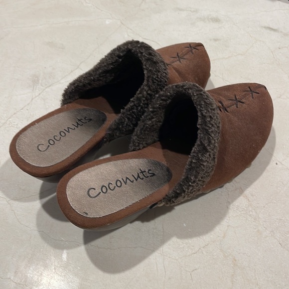 Coconuts Clogs - Picture 3 of 8